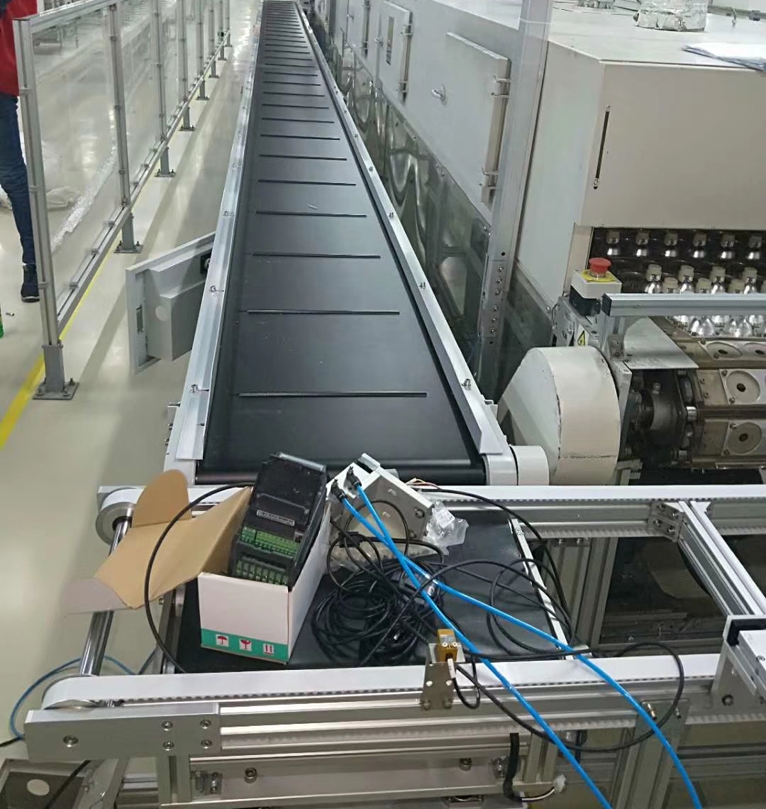 安裝中的重慶皮帶輸送機(jī).jpg 安裝中的重慶皮帶輸送機(jī).jpg